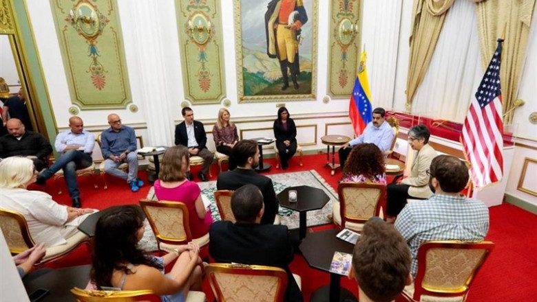 El presidente venezolano, Nicolás Maduro, se reúne en el Palacio de Miraflores con los activistas estadounidenses que ocuparon la Embajada en Washington | TWITTER/PRENSA PRESIDENCIAL DE VENEZUELA ep presidente venezolano nicolas maduro se reunepalaciomirafloreslos activistas estadounidensesocuparonembajadawashington