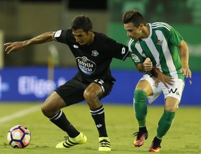 Rubén Castro (Betis) pelea un balón con Celso Borges (Deportivo) | LALIGA ep ruben castro betis peleabaloncelso borges deportivo