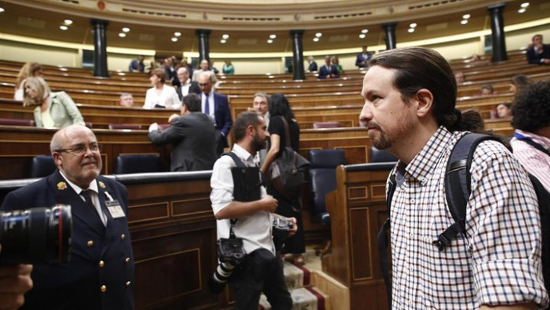 El secretario general de Podemos, Pablo Iglesias, llega al Congreso de los Diputados tras anunciar que su grupo parlamentario se abstendrá en la segunda votación para la investidura del candidato socialista a la Presidencia del Gobierno | Eduardo Parra - Europa Press ep secretario generalpodemos pablo iglesias llegacongresolos diputadosanunciarsu grupo parlamentarioabstendra ensegunda votacionla investiduracandidato socialistala presidenciagobierno