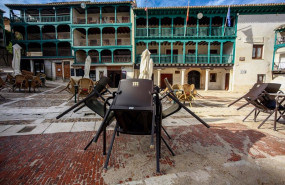 ep sillas de locales de hosteleria recogidas en la plaza mayor de chinchon un dia antes de que el