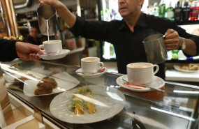 ep trabajador trabajando camarero bar autonomo consumo cafeteria cafe 20190530150305 ep trabajador trabajando camarero bar autonomo consumo cafeteria cafe 20190530150305