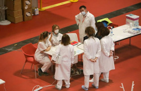 ep trabajadores sanitarios protegidos hablan en el interior del hospital provisional especifico