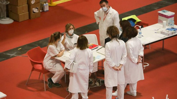 ep trabajadores sanitarios protegidos hablan en el interior del hospital provisional especifico