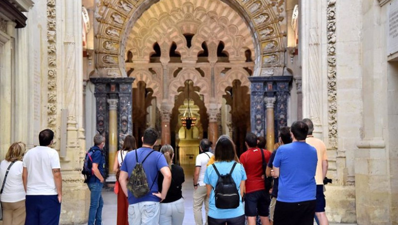 Turistas en el interior de la Mezquita-Catedral, en una imagen de archivo. | CABILDO CATEDRAL DE CÓRDOBA - Archivo ep turistas en el interior de la mezquita-catedral en una imagen de archivo