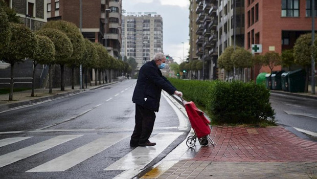 ep un anciano regresa a su domicilio con la compra el pasado 11 de abril en pamplona durante el