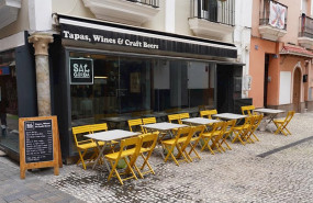 ep un bar vacio en una calle de sevilla a 14 de marzo del 2020