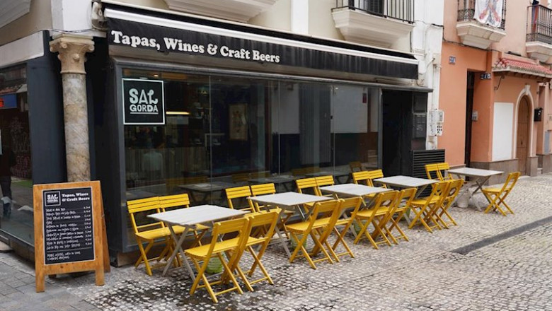 ep un bar vacio en una calle de sevilla a 14 de marzo del 2020
