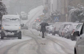 ep un hombre camina en medio de una gran nevada en becerrea en lugo
