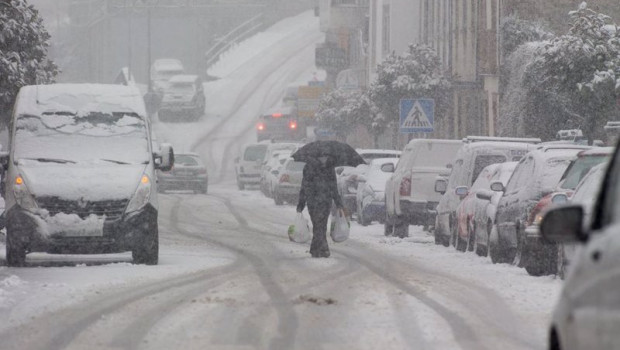 Carlos Castro - Europa Press ep un hombre camina en medio de una gran nevada en becerrea en lugo