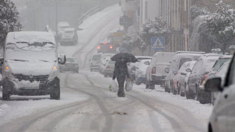 Un hombre camina en medio de una gran nevada en Becerrea, en Lugo. | Carlos Castro - Europa Press ep un hombre camina en medio de una gran nevada en becerrea en lugo