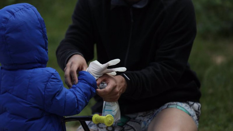 Un padre le pone a su hijo unos guantes, en Madrid (España) a 27 de abril de 2020. | Marta Fernández Jara - Europa Press - Archivo ep un padre le pone a su hijo unos guantes en madrid espana a 27 de abril de 2020
