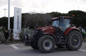 ep un tractor en la entrada de mercabarna a martes 13 de febrero de 2024