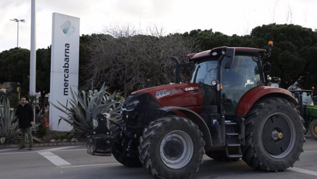 ep un tractor en la entrada de mercabarna a martes 13 de febrero de 2024