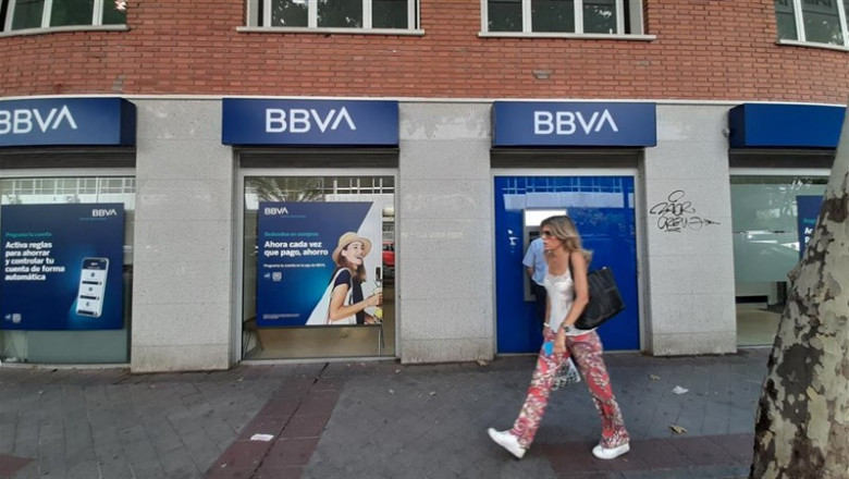 Una mujer pasa una oficina bancaria con el nuevo logo del BBVA en Madrid. | Eduardo Parra - Europa Press ep una mujer pasaoficina bancarianuevo logobbvamadrid