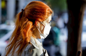 ep una mujer pasea con mascarilla como medida de proteccion frente al coronavirus