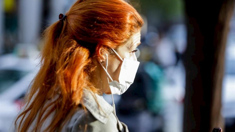 ep una mujer pasea con mascarilla como medida de proteccion frente al coronavirus