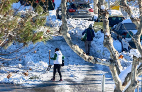 ep varios coches atrapados por la nieve en la calle francia en pozuelo de alarcon madrid espana a 11