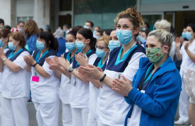 ep varios sanitarios aplauden en agradecimiento por el homenaje a los sanitarios del hospital
