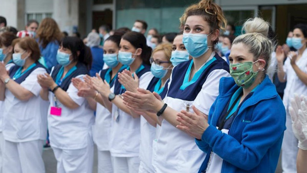 ep varios sanitarios aplauden en agradecimiento por el homenaje a los sanitarios del hospital
