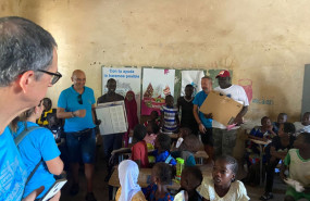 smooy dona material informatico al proyecto solidario un dia en africa2 