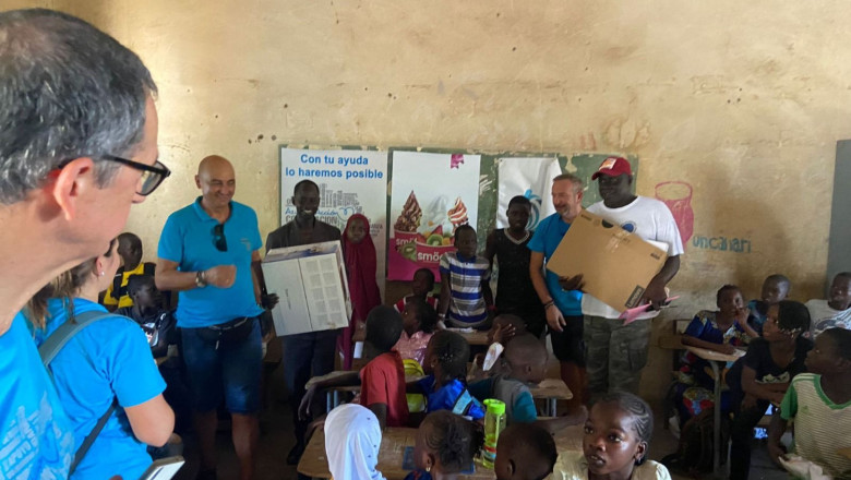 smooy dona material informatico al proyecto solidario un dia en africa2 