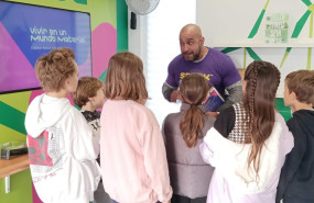 1600 estudiantes madrileos aprenden sobre sostenibilidad en el curiosity cube de merck 1 