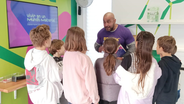 1600 estudiantes madrileos aprenden sobre sostenibilidad en el curiosity cube de merck 1 