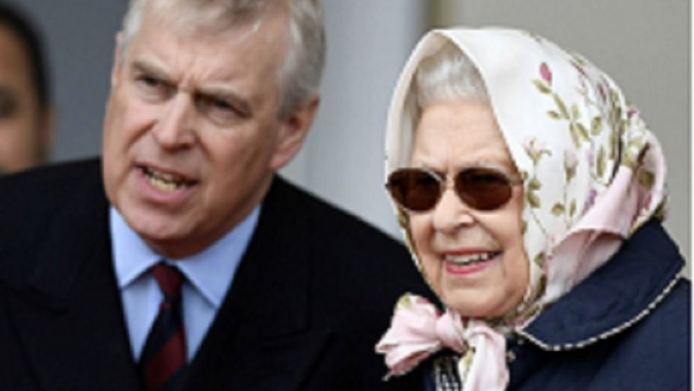 Príncipe Andrés de Inglaterra junto a la reina Isabel II | Twitter andres de inglaterra 00