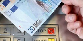 des billets de 20 et 50 euros sont devant un distributeur automatique de billets 20250311131917 des billets de 20 et 50 euros sont devant un distributeur automatique de billets 20250311131917
