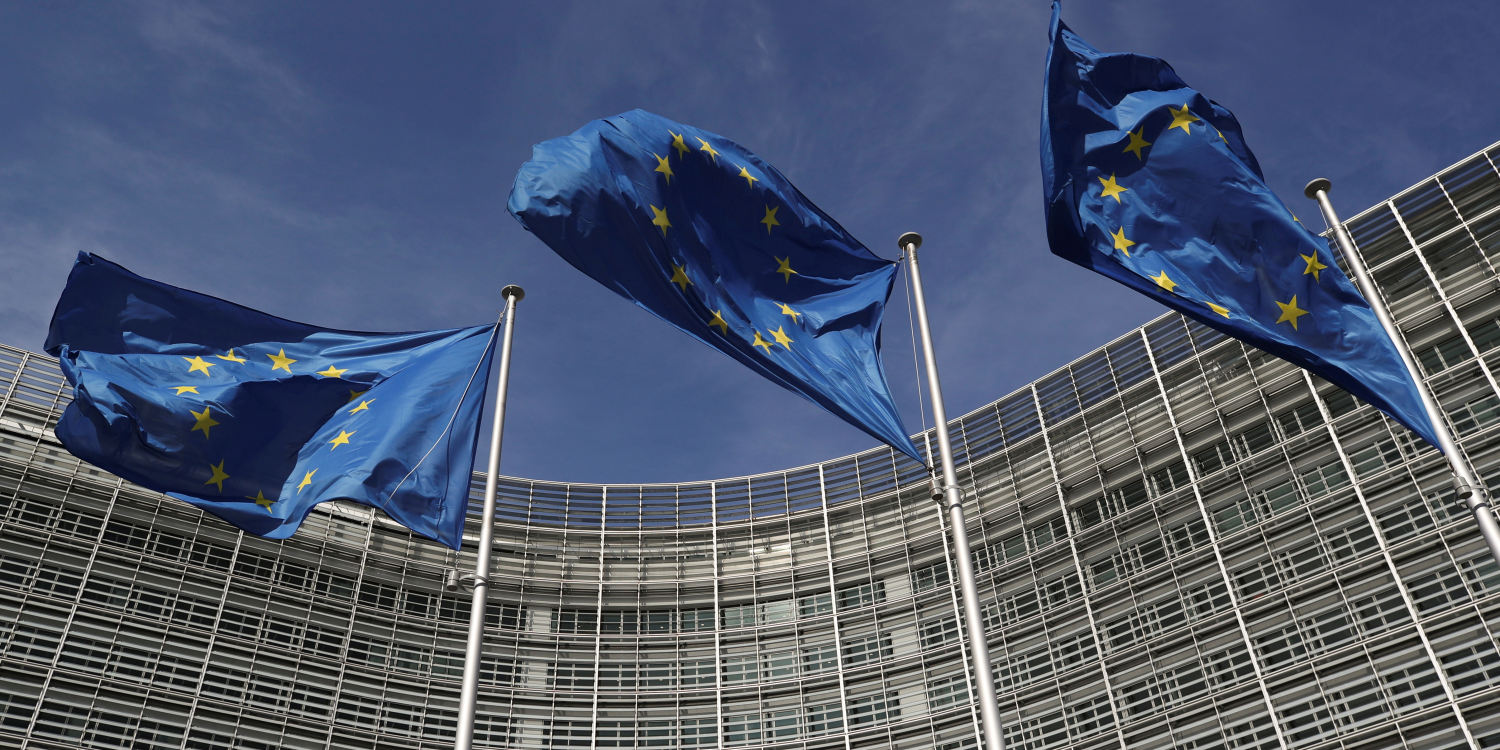 des drapeaux de l ue devant le siege de la commission europeenne 20230202091615 