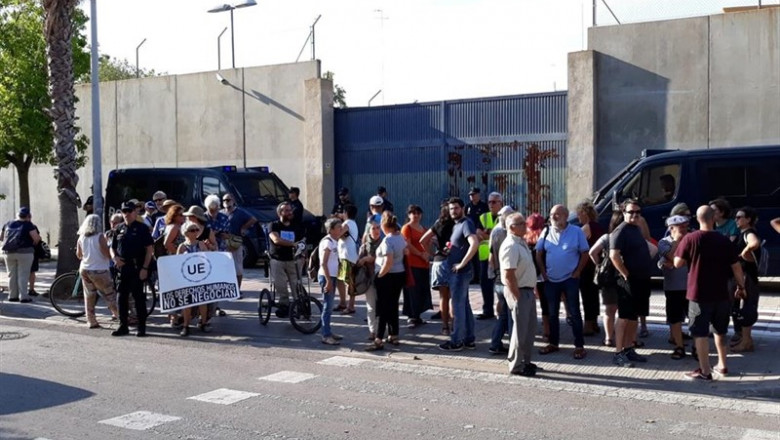 Activistas y políticos se concentran por el interno que se suicidó en el CIE | EUROPA PRESS ep activistaspoliticosconcentraninternose suicido encie