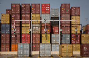 ep archivo   contenedores de mercancias en el muelle de descarga del puerto de barcelona