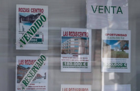 ep archivo   escaparate de anuncios de viviendas en madrid espana