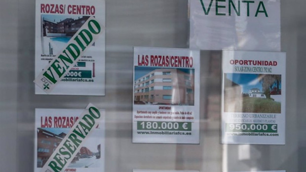 ep archivo   escaparate de anuncios de viviendas en madrid espana