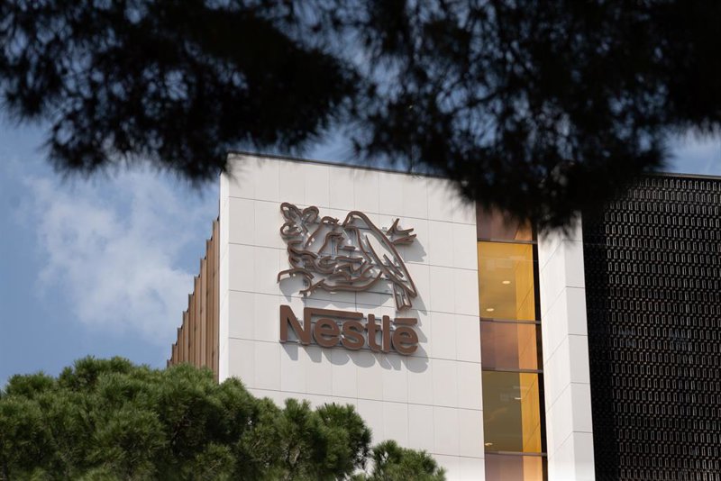 Nestlé gana 9.033 millones en 2025 (-17%) y anticipa mejora de márgenes en 2026