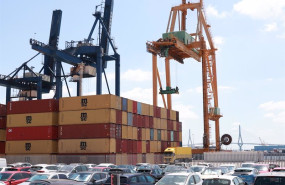 ep archivo   gruas y contenedores de exportacion en el puerto de cadiz