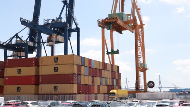 ep archivo   gruas y contenedores de exportacion en el puerto de cadiz