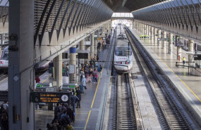 ep archivo   pasajeros en la estacion ferroviaria de santa justa