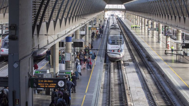 ep archivo   pasajeros en la estacion ferroviaria de santa justa