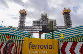 ep archivo trabajadores en tarea de montaje de la portada de la feria de abril del 2023 ep archivo trabajadores en tarea de montaje de la portada de la feria de abril del 2023
