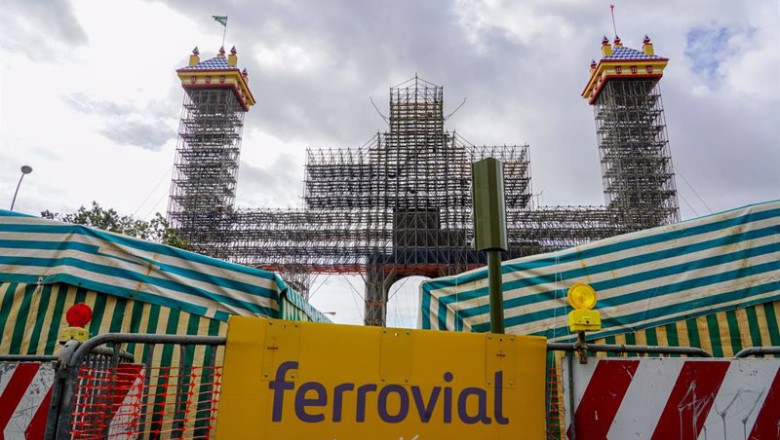ep archivo trabajadores en tarea de montaje de la portada de la feria de abril del 2023 ep archivo trabajadores en tarea de montaje de la portada de la feria de abril del 2023