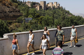 ep archivo   turistas por las calles de granada en imagen de archivo