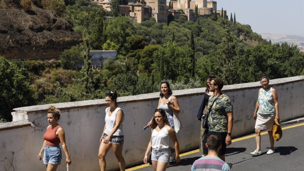 ep archivo   turistas por las calles de granada en imagen de archivo
