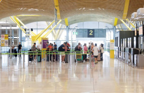 ep archivo   un grupo de personas esperan al acceso del control de la terminal t4 del aeropuerto