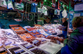 ep archivo   un pescadero atiende a los clientes