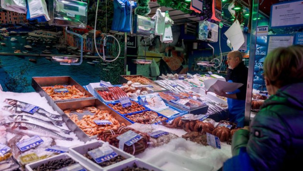 ep archivo   un pescadero atiende a los clientes