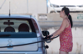 ep archivo   una pasajera reposta en una gasolinera a la altura de rivas durante la primera