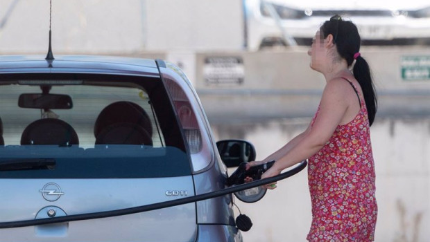 ep archivo   una pasajera reposta en una gasolinera a la altura de rivas durante la primera