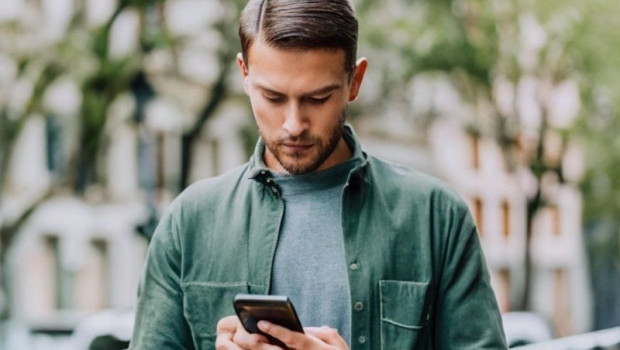 ep archivo   una persona utiliza un telefono movil 20240102134003