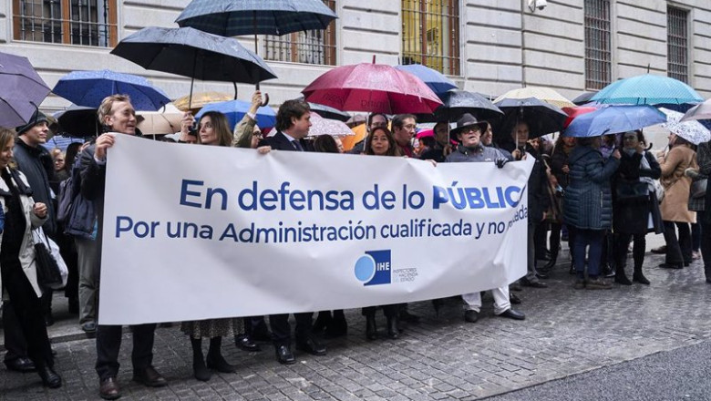 ep archivo varios inspectores de hacienda con una pancarta en la que se lee en defensa de los ep archivo varios inspectores de hacienda con una pancarta en la que se lee en defensa de los